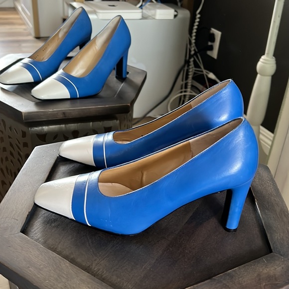 NWOT, St John, leather heels, blue white color block, size 6 - Picture 5 of 13
